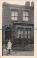 R162609 Old Postcard. A Girl Near The House - Monde