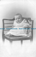 R162613 Old Postcard. Baby On The Chair. Oscar Owers - Monde