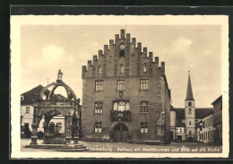 AK Hammelburg, Rathaus Mit Marktbrunnen Und Blick Auf Die Kirche  - Hammelburg