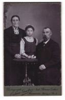 Fotografie Oskar Goetz, Hannover, Heiliger Strasse 4, Bürgerliche Familie In Sonntagsgewändern  - Anonyme Personen