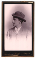 Fotografie Bernhard Prill, Lübeck, Breite-Str. 97, Junger Herr Im Anzug Mit Krawatte  - Anonyme Personen