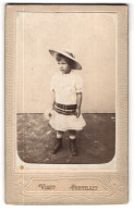 Fotografie Unbekannter Fotograf Und Ort, Kleines Mädchen Im Weissen Kleid Mit Strohhut  - Personnes Anonymes