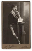 Fotografie A. Schalita, Wien, Favoritenstr. 112, Elegante Dame Mit Aufgestütztem Kopf  - Personnes Anonymes