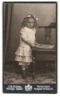 Fotografie J. B. Hiebl, München, Montgelasstrasse 35, Kleines Mädchen Im Weissen Kleid  - Personnes Anonymes