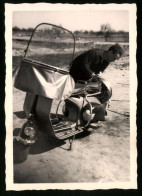 Fotografie Motorrad Vespa, Bursche Bastelt Am Motorroller Mit Windschutzscheibe  - Automobile