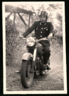 Fotografie Motorrad BK-350, Polizist Der KVP In Uniform Auf Krad Sitzend  - Krieg, Militär