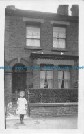 R162617 Old Postcard. Girl Near The House - Monde