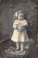 R162619 Old Postcard. Baby Girl On The Chair. Hayne - Monde