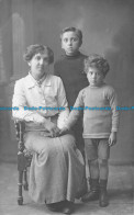 R162621 Old Postcard. Woman With Two Kids - Monde
