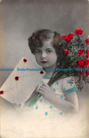 R163138 Old Postcard. Girl With Envelope And Flowers - Monde
