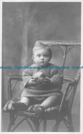 R164317 Old Postcard. Baby On The Chair - Monde