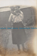 R163580 Old Postcard. Woman With Child - World