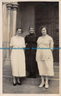 R163581 Old Postcard. Three Women - Welt