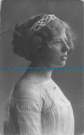 R163585 Old Postcard. Woman - Monde