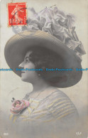 R163596 Old Postcard. Woman With Large Hat. 1910 - Monde