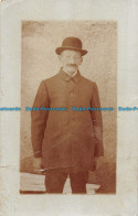 R163638 Old Postcard. A Man In Hat - Monde