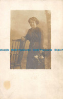 R164380 Old Postcard. Woman Near The Chair - Monde