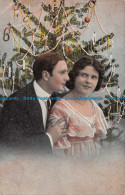 R163264 Old Postcard. Woman With Man Near The Christmas Tree - Monde