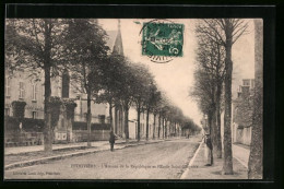 CPA Pithiviers, L`Avenue De La République Et L`Ecole Saint-Grégoire  - Pithiviers