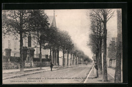 CPA Pithiviers, L`Avenue De La République Et L`École Saint-Grégoire  - Pithiviers