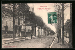 CPA Pithiviers, L`Avenue De La République Et L`Ecole Saint-Grégoire  - Pithiviers