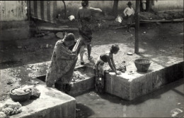 Photo CPA Peschawar Pakistan, Frauen Waschen Kleidung, Korb, Fluss - Trachten