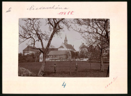 Fotografie Brück & Sohn Meissen, Ansicht Niederschöna, Blick Auf Die Kirche Mit Wirtschaftsgebäuden  - Orte