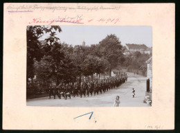 Fotografie Brück & Sohn Meissen, Ansicht Königsbrück, Dresdner Strasse Mit Marschierenden Soldaten, Uniform, Pickel  - Lieux