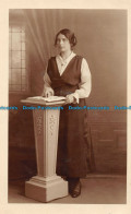 R164490 Old Postcard. Woman Near The Table. U. S. A - Monde