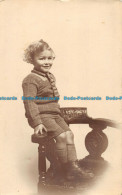 R163756 Old Postcard. Boy On The Chair - Monde