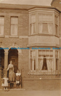 R164526 Old Postcard. Woman Near The House - World