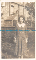 R164543 Old Postcard. Woman Near The House - Monde