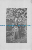 R164544 Old Postcard. An Old Woman - Monde