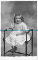 R164545 Old Postcard. Little Girl On The Chair. Fred Shaw - Monde