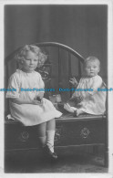 R164546 Old Postcard. Girl With Baby Girl On The Chair - Monde