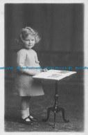 R164549 Old Postcard. Little Girl Near The Table - Monde