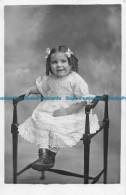R164551 Old Postcard. Little Girl On The Chair. Fred Shaw - Monde