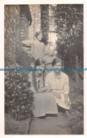 R164556 Old Postcard. Family Photo Near The House - Monde