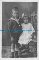 R164557 Old Postcard. Little Girl With Boy - Monde