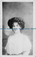 R164559 Old Postcard. Woman. 1907 - Monde