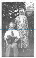 R164562 Old Postcard. Woman With Man And Dog - Monde
