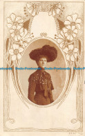 R164565 Old Postcard. Woman In Hat - Monde