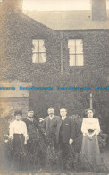 R163913 Old Postcard. People Near The House - Monde