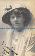 R163923 Old Postcard. Woman In Hat - Monde