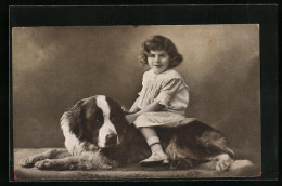 AK Kleines Mädchen Auf Dem Rücken Eines Liegenden Bernhardiners  - Honden