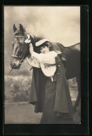 AK Junge Frau Mit Ihrem Pferd Vor Landschaftskulisse  - Pferde