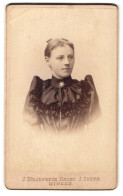 Fotografie J. Hülsenbeck Nachf. J. Zoerb, Minden, Marienwall-Strasse 1, Elegante Junge Dame Im Kleid  - Anonymous Persons