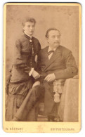 Fotografie W. Höffert, Dresden, See Str. 10, Gutbürgerliches Paar In Vertrauter Pose  - Personnes Anonymes