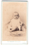 Fotografie A. & F. Naumann, Leipzig, Dorotheenstr. 6, Süsses Baby Im Weissen Kleid  - Personnes Anonymes