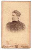 Fotografie Hermann Selle, Potsdam, York-Str. 4, Bürgerliche Frau In Hochgeschlossenem Kleid  - Personnes Anonymes